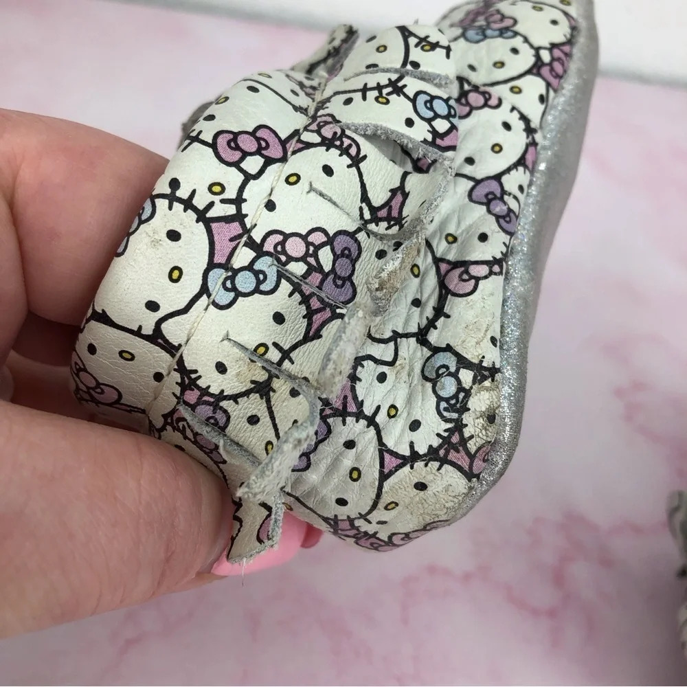 Freshly Picked x Sanrio Hello‎ Kitty baby moccasins Peek a Bow size 2 infant - Picture 15 of 16